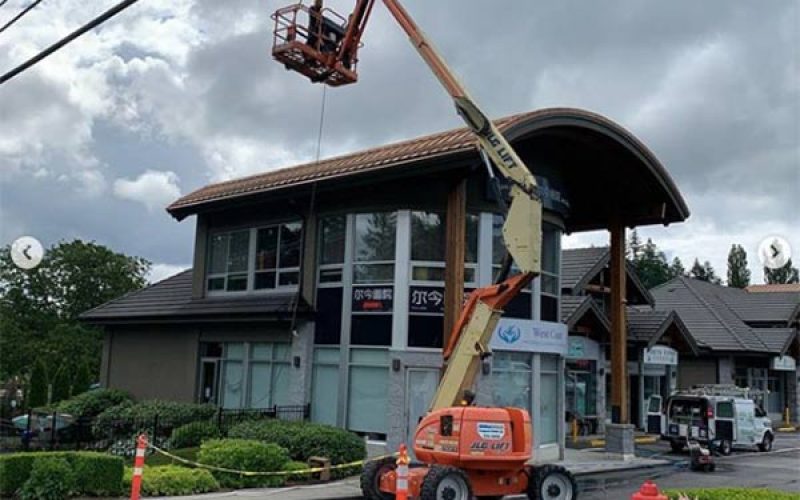 Elgin Corners South Surrey Washing 2 Cleaning a roof on a local Surrey restaurant.